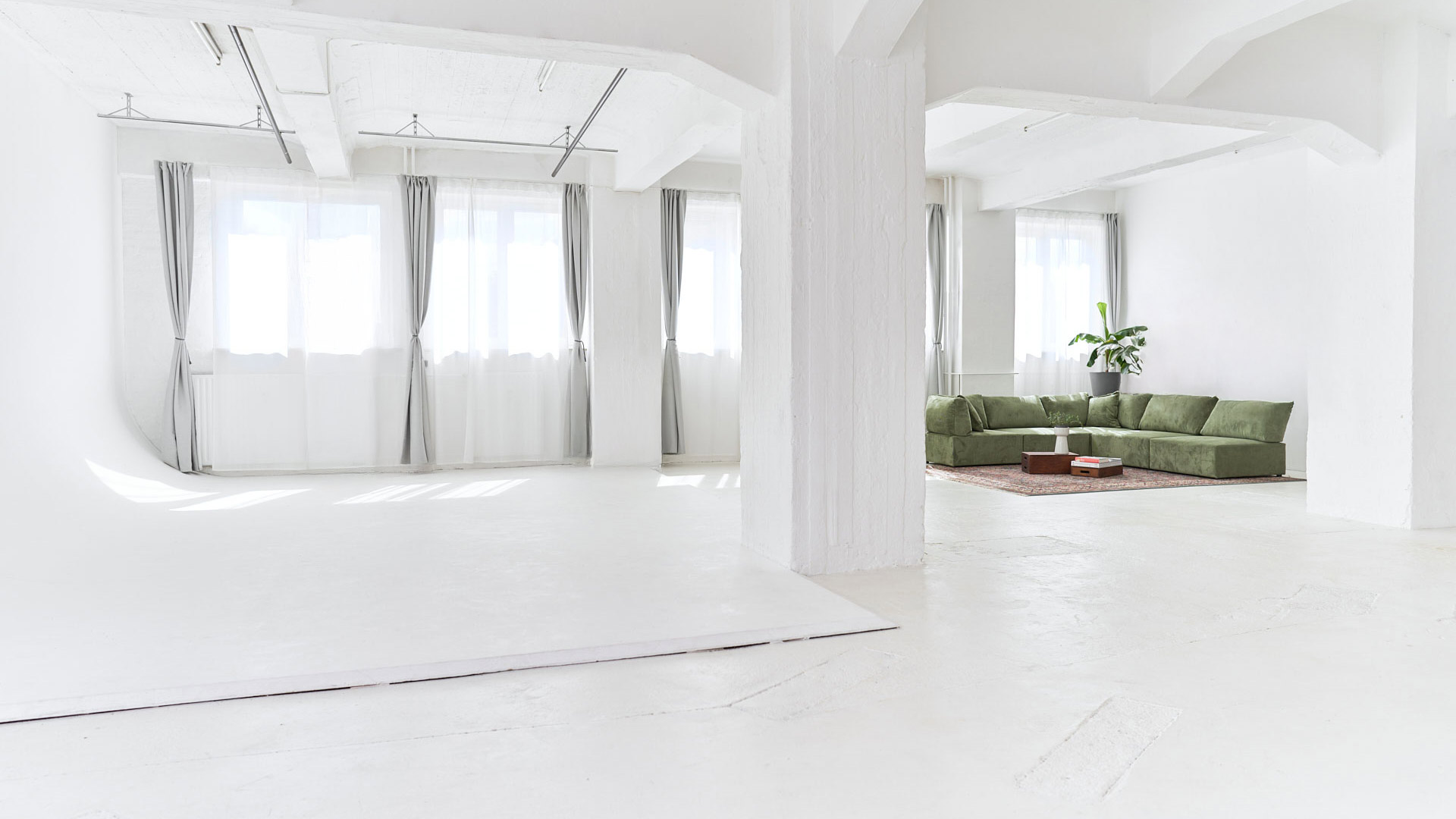 Sicht aus der Hohlkehle in die Sofa Ecke im Mietstudio